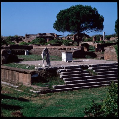 Romeinse kunst: uitzicht op de ruïnes van de tempel van Hercules en standbeeld van Gaius Cartilius Popplicola, burger van Ostia door Roman