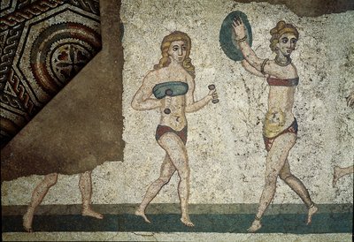 Romeinse kunst: jonge Romeinen bezig met fysieke oefeningen. Ze dragen een lendendoek rond de nieren en een strophium (voorloper van de beha) op de borst. (detail) Mozaïek 315-350 n.Chr. Piazza Armerina, Villa Romana del Casale door Roman