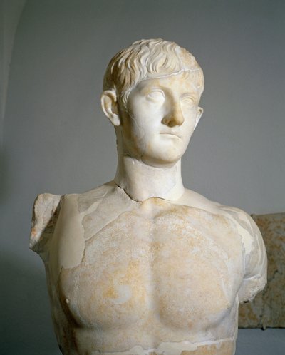 Romeinse beschaving, Marmeren standbeeld van Drusus III, zoon van Germanicus en Agrippina de Oudere uit Roselle, Augusteum, Toscane, Italië door Roman