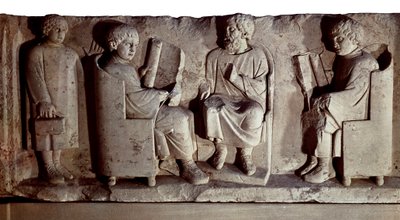 Romeinse beschaving. Reliëf dat een schoolsituatie uitbeeldt. Trier, vroeger bekend als Treves, een stad in Duitsland aan de oevers van de Moezel, veroverd door de Romeinen in de laatste 1e eeuw v.Chr. en hernoemd naar Trevorum door Roman