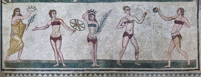 Kamer van de Meisjes die atleten vertegenwoordigen in een atletiekwedstrijd gekleed in een tweedelig badpak door Roman