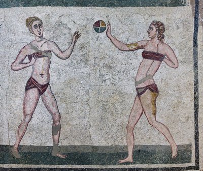 Kamer van de Meisjes die atleten vertegenwoordigen in een atletiekwedstrijd gekleed in een tweedelig badpak door Roman