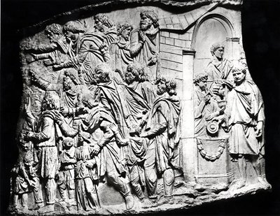 Offeringscène, een afgietsel van de Zuil van Trajanus, 113 na Christus door Roman