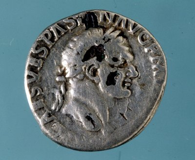 Zilveren munt met de beeltenis van de Romeinse keizer Vespasianus (9 - 79). door Roman