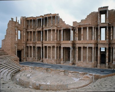 Podium van Romeins theater, 2e-3e eeuw door Roman