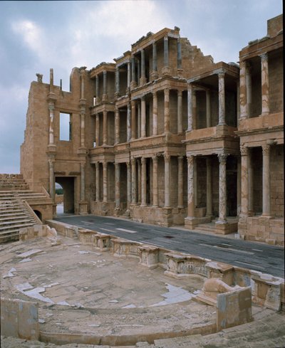 Podium van Romeins theater, 2e-3e eeuw door Roman