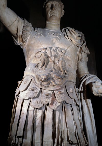 Standbeeld van de Romeinse keizer Trajanus (Marcus Ulpius Traianus of Traiano) (53-117 n.Chr.) staand, slagschip. Detail van het harnas dat keizer Domitianus (Domiziano of Domitianus) (51-96) voorstelt. Rond 108 n.Chr. Parijs, Louvre Museum door Roman