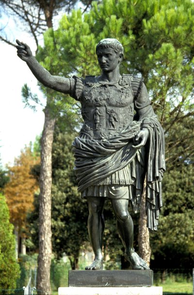 Standbeeld van de Romeinse keizer Augustus (Octavianus) (63 v.Chr. - 14) door Roman