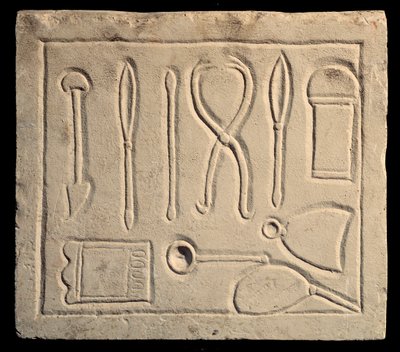 Chirurgische instrumenten (reliëf) door Roman