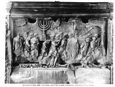 De Boog van Titus, detail van de tempelschatten die worden gedragen na de plundering van Jeruzalem in 70 AD, 81 AD door Roman