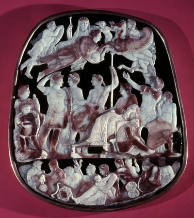De grote camee van de Heilige Kapel of Camee van de Apotheose van Augustus: 24 figuren worden weergegeven, waaronder de Romeinse keizer Augustus (in het midden), Caesar Germanicus, Tibere, Nero, Caligula en Livie (Livia Drusilla Augusta, 58 v.Chr.). Bovena door Roman