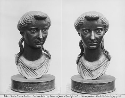 Twee uitzichten op een buste van Livia (58 v.Chr.-29 n.Chr.) door Roman
