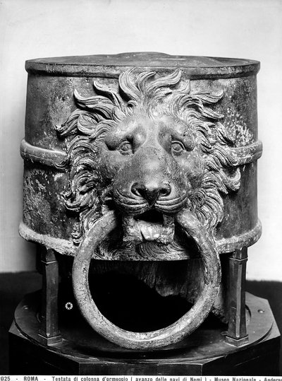 Bovenste deel van een meerpaal gevonden tijdens de opgraving van de Romeinse schepen in het Meer van Nemi door Roman