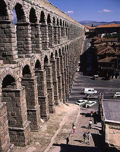 Uitzicht langs het Romeinse aquaduct, gebouwd in de 1e eeuw na Christus door Roman