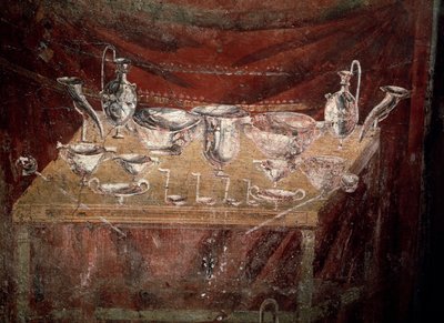 Uitzicht op een tafel bedekt met zilveren schalen door Roman