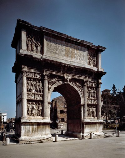 Uitzicht op de boog van Trajanus Benevent, gebouwd tussen 114 en 117 door Roman