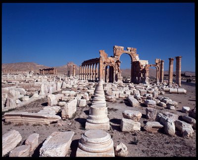 Uitzicht op de grote colonnade en de monumentale boog door Roman