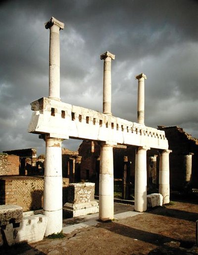 Uitzicht op de portiek van het Forum door Roman