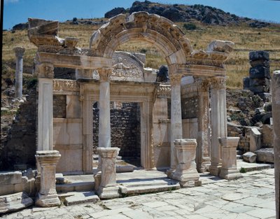 Uitzicht op de tempel van Hadrianus aan de straat van Curetes door Roman