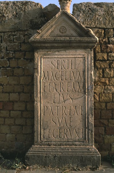 Stèle met een inscriptie op Sertius Markt Hoge Keizertijd door Roman Imperial Period