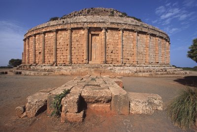 Koninklijk Mausoleum van Mauretanië, genaamd het Graf van de Christen vanwege de kruisen op de valse deuren door Roman Republican Period