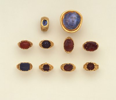 Een Romeinse gouden en chalcedoon intaglio ring, een grote Romeinse blauw-grijze chalcedoon Medusa hoofd camee en een selectie van ringen, twee ringen in de Seltsjoekse stijl door Roman Roman