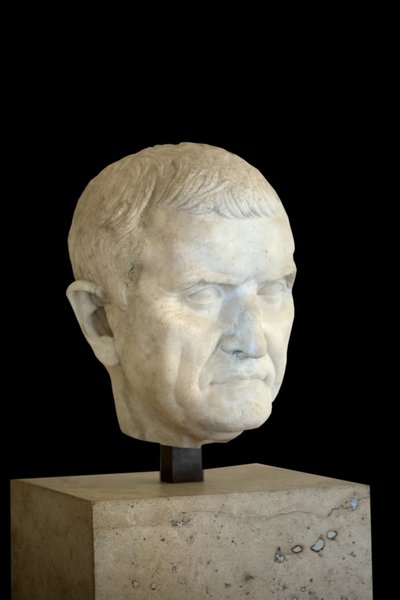 Fragment van een standbeeld, portret van een onbekende door Roman Roman
