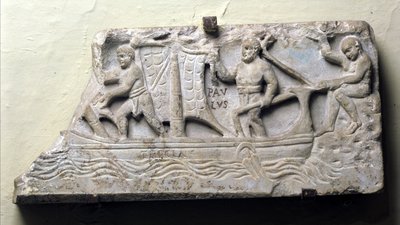 Deksel van een sarcofaag met een symbolische voorstelling van een schip genaamd Thecla: Sint Paulus houdt het roer vast en manoeuvreert het zeil. door Roman Roman