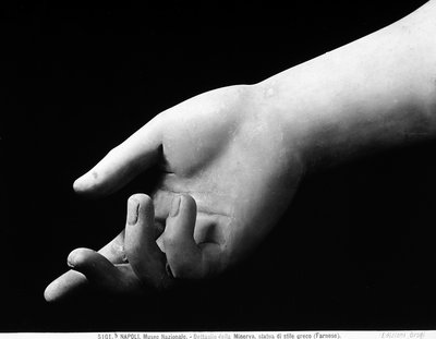 Detail van de hand van de Athena Farnese door Roman Roman