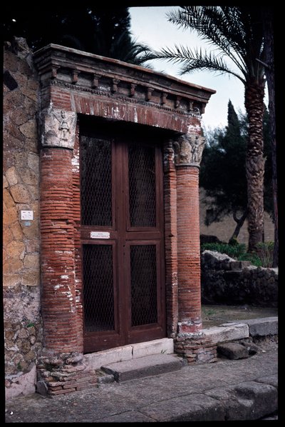 Deur van casa del Gran portale, 5e eeuw v.Chr.-1e eeuw n.Chr. door Roman Roman