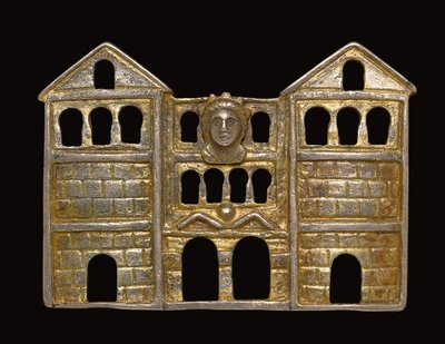 Fibula in de vorm van een drielaagse tripartiete poort van rustieke metselwerk, ca. 3e - begin 4e eeuw n.Chr. door Roman Roman