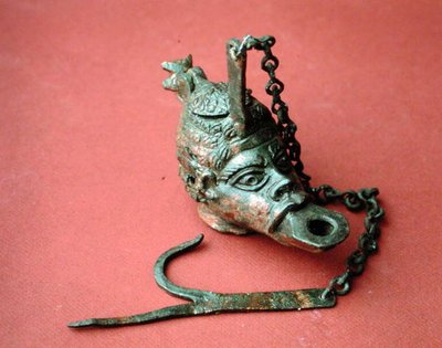 Hangende olielamp in de vorm van een Afrikaans hoofd, uit Belkis (nu Zeugma), Turkije door Roman Roman