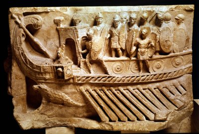 Laag Romeins reliëf dat een birem voorstelt. Een krokodil is te zien onder de boeg. Vaticaan, Vaticaanstad, monumenten, musea en pauselijke galerijen. door Roman Roman