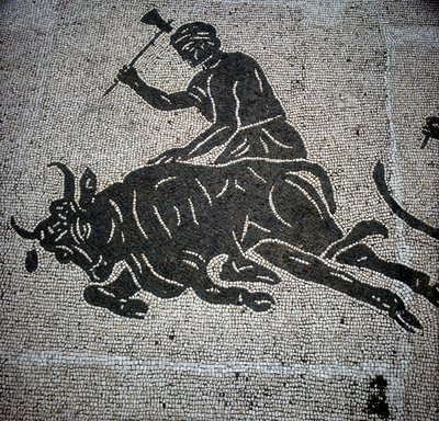 Mozaïek die een scène van een stierengevecht uitbeeldt en gevonden in Ostia (bij Rome). Momenteel bewaard in de voormalige brandweerkazerne van Ostia. door Roman Roman
