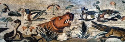 Mozaïekfries uit Pompeii (fauna huis, casa del Fauno - nilotische scène - dierenleven aan de Nijl: nijlpaard, krokodil, slang, eenden - Romeinse kunst - Archeologisch Museum van Napels, Italië - Museo Archeologico Nazionale, Napoli, Italia door Roman Roman