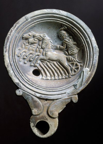 Olielamp met afbeelding van een racewagen met vier paarden (terracotta) door Roman Roman