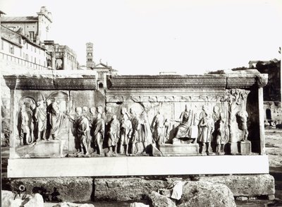 Pluteus van Trajanus met afbeeldingen van de Institutio Alimentaria door Roman Roman