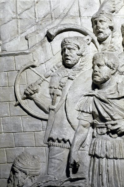 Romeinse kunst: Romeinse krijgers tijdens de eerste oorlog in Dacië. Gietvorm van 1862 die de bas-reliëfs van de zuil van Trajanus (Colonna Traiana) in Rome reproduceert, gebouwd tijdens het bewind van keizer Trajanus (53-117). De Trajanus-zuil herdenkt de door Roman Roman
