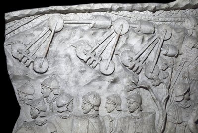 Romeinse kunst: oorlogsmachines tijdens de Tweede Oorlog. Gietvorm uit 1862 die de bas-reliëfs van de zuil van Trajanus (Colonna Traiana) in Rome reproduceert, gebouwd tijdens het bewind van keizer Trajanus (53-117) door Roman Roman