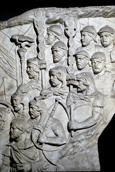 Romeinse kunst: krijgers die Vexillum (Romeinse vaandels) dragen. Gietvorm uit 1862 die de bas-reliëfs van de zuil van Trajanus (Colonna Traiana) in Rome reproduceert, gebouwd tijdens het bewind van keizer Trajanus (53-117) door Roman Roman