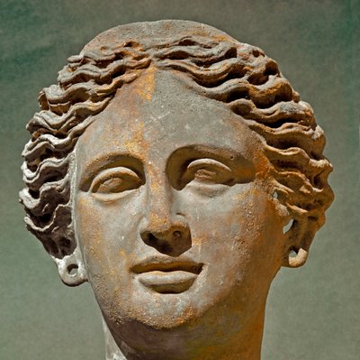 Romeinse kunst: portret van een vrouw. Terracotta beeldhouwwerk uit de Republikeinse periode. 6e-1e eeuw v.Chr. Cagliari, Museo Archeologico Nazionale, Sardinië Italië door Roman Roman