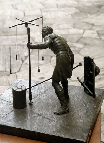 Romeinse kunst: de gromaticus. Een landmeter meet het land met behulp van een groma. Bronzen sculptuur. Rome, Museum van de Romeinse Beschaving door Roman Roman