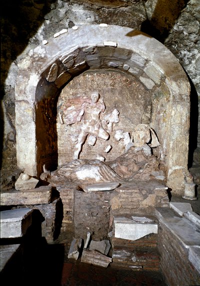 Romeinse kunst: uitzicht op het Mithraeum, heiligdom gewijd aan de cultus van Mithra. Catacomben van St. Priscilla in Rome. door Roman Roman