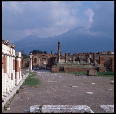 Romeinse kunst: uitzicht op het forum, archeologische site van Pompeii (1e eeuw v.Chr.-1e eeuw n.Chr.) Italië door Roman Roman