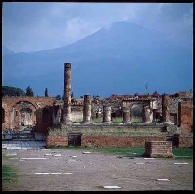 Romeinse kunst: uitzicht op het forum, archeologische site van Pompeii (1e eeuw v.Chr.-1e eeuw n.Chr.) Italië door Roman Roman