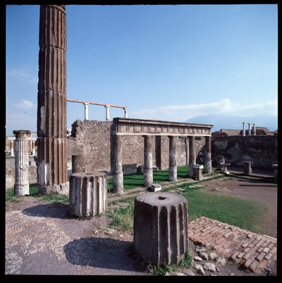 Romeinse kunst: uitzicht op de tempel van Apollo op de archeologische site van Pompeii (4e eeuw v.Chr.-2e eeuw v.Chr.) Italië door Roman Roman