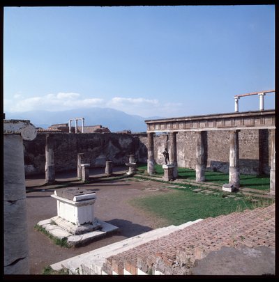 Romeinse kunst: uitzicht op de tempel van Apollo op de archeologische site van Pompeii (4e eeuw v.Chr.-2e eeuw v.Chr.) Italië door Roman Roman
