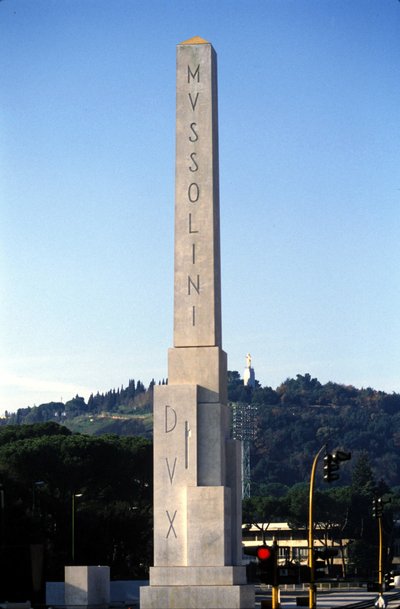 Rome. Foro Italico de obelisk gewijd aan Mussolini door Roman Roman