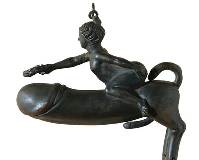 Sasamon Phallus. 1e eeuw. Dier met borst, benen en staart gevormd als eikel, bereden door een vrouw met lauwerkrans. Amulet tegen het boze oog. Romeinse kunst. Vroeg Keizerrijk. Beeldhouwwerk op brons. SPANJE. CATALONIË. BARCELONA. Barcelona. Archeologisch door Roman Roman