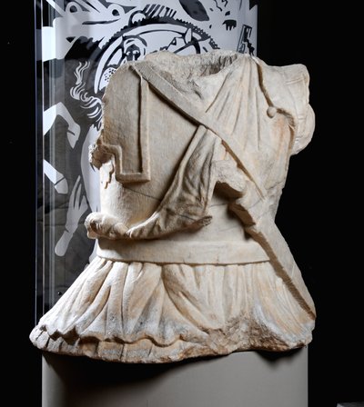Gebeeldhouwd torso van een ruiter door Roman Roman